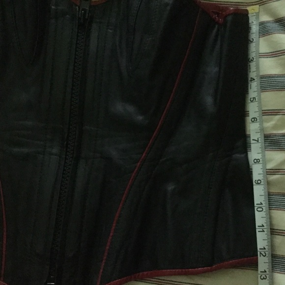Black leather corset with red leather piping - Picture 11 of 12